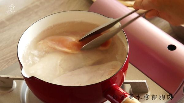 將雞胸肉放入沸水中煮20分鐘，靜置10分鐘後取出放涼。(因為沒有切薄也需要煮熟一點，所以烹調時間有拉長喔)