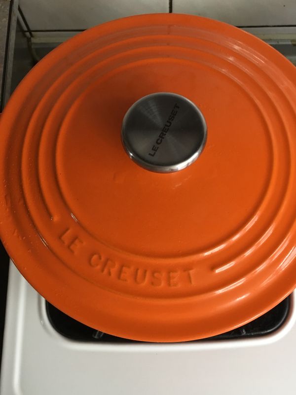 鑄鐵鍋加入2～3公升的水，依照自己的鍋子大小後，放入清洗乾淨的綠竹筍，蓋上鍋蓋，開中大火，煮15～20分鐘，當水滾後，可以將火轉為中火，避免水溢出，這過程中都不能打開蓋子喔，時間到就可以關火，至少悶20～30分鐘。