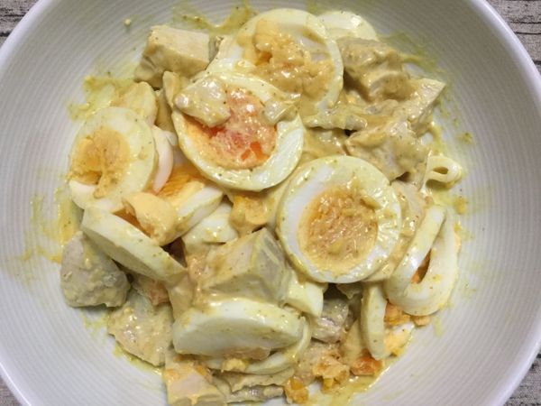 沙拉醬和蛋、雞肉、混合均勻即可。