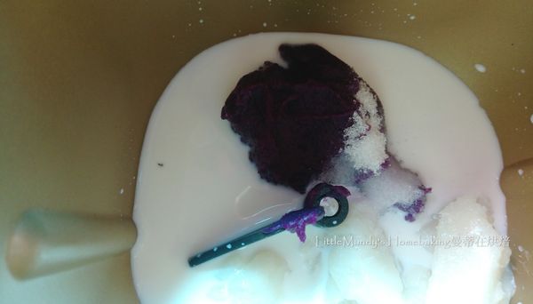 牛奶+紫薯泥+優格+鹽巴+砂糖先入內鍋，再來放高粉，最後放上酵母開始攪拌