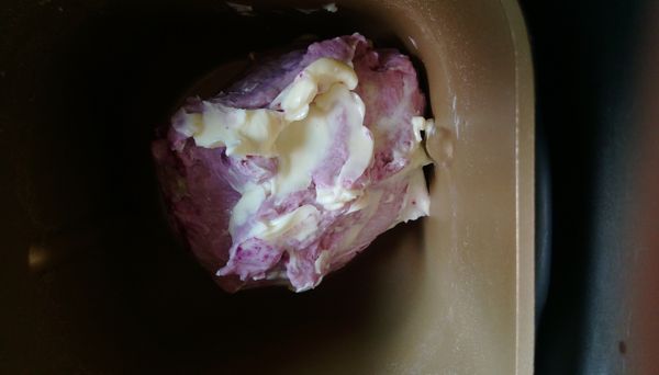 麵團攪拌約10分鐘後有微薄的薄膜產生，再加入軟化的奶油(我會將奶油像膏狀一樣塗抹在麵團上，降低打不到奶油的情況)