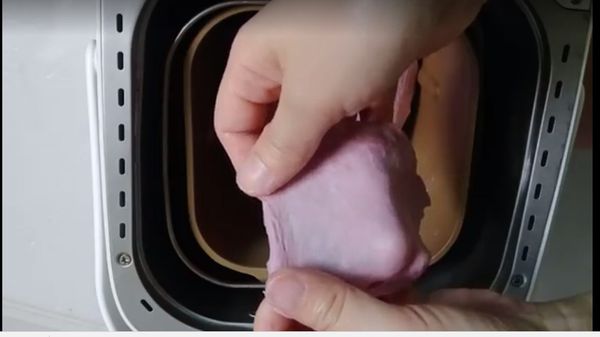 持續攪打到時間到，薄膜完成，取出麵團滾圓後開始發酵，一直到麵團兩倍大(時間約50~60分)