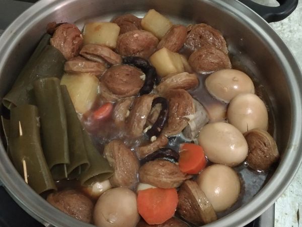 煮滾後倒入所有食材開始滷，水滾後試自己喜歡的鹹甜度調整加水或醬油，再關中小火慢滷，直到適合自己的口感淋些許香油即可。