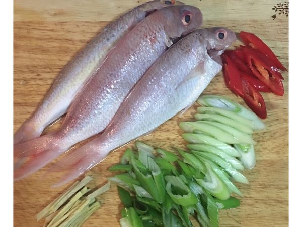 鮮魚洗淨後用少許鹽抹在兩邊略醃一下；薑切片後再切粗絲；辣椒去籽斜切；大蔥斜切備用。