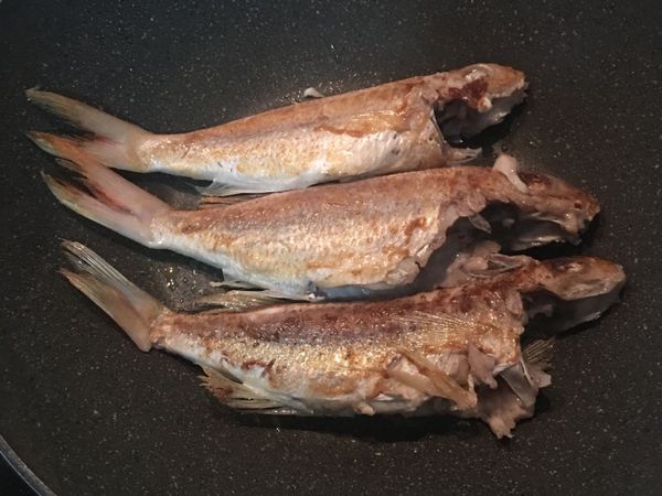 鍋內放少許油將魚煎到兩面上色。