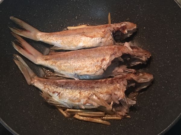 下少許香油，並放入薑絲爆香，並下酒略煮一下。