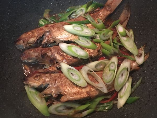 煮滾略微收汁後，試味道用鹽調整，再放入大蔥拌一下即可起鍋。