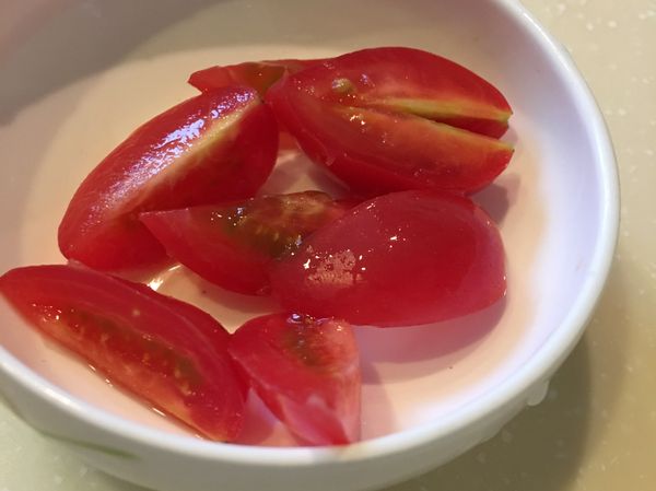 放入蕃茄和九層塔.半顆檸檬切片裝飾就完成了