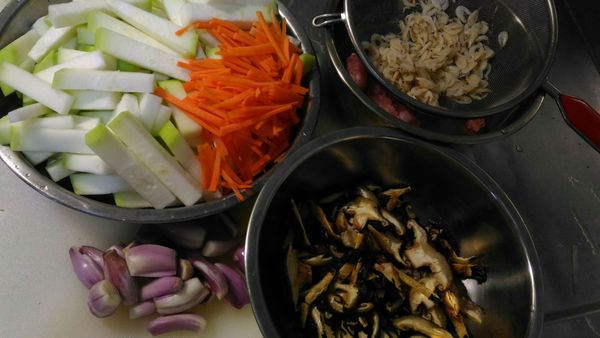 電鍋煮飯，香菇泡水切絲，蝦米洗好備用，絞肉醃一點米酒，紅蘿蔔切絲，蒲瓜切1公分長條，紅蔥頭切末
