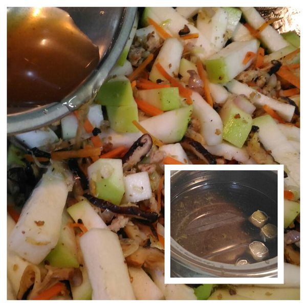 放入蔬菜拌勻，加入剛才泡香菇的水，醬油，胡椒，鹽巴少許水，蓋鍋蓋中火悶軟蒲瓜。再加入白飯，高湯，煮約15分鐘到自己喜歡的濃稠度。