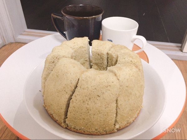 1；把全蛋用打蛋器打至有纹路。
2:（低筋面粉、栗粉、红茶粉）加在一起过滤两次会比较细。加入步骤1。
3:不可搅拌太多避免消泡。然后加入（牛奶和无盐牛油），牛油和牛奶一起放在小碗，用热水融化成液体才加入。加入之前从步骤（2）拿一些面糊放入（牛奶和牛油）的碗里，变成一致的面糊味道才会完全被全面吸收。