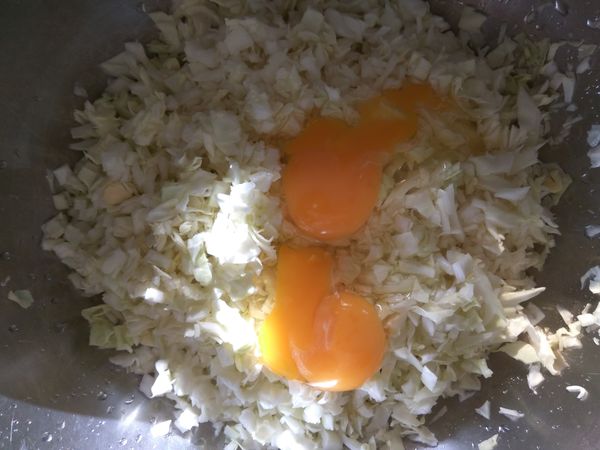 打入2顆雞蛋入料理碗內。