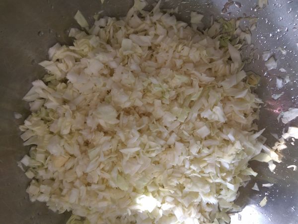 將高麗菜洗淨後切成絲再切成末，因為要製作煎餅，所以不用切得很細。