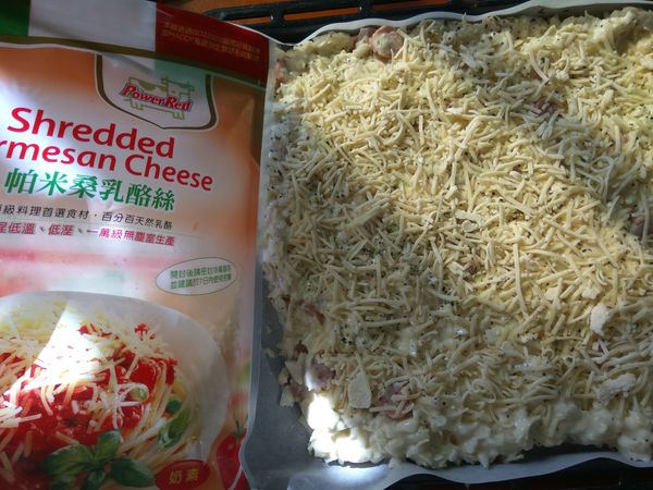 在麵糊上灑上適量的起司絲。