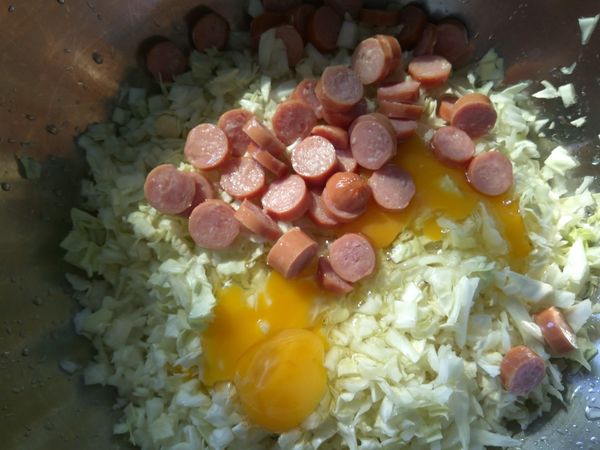 熱狗切成圓片放入料理碗內。