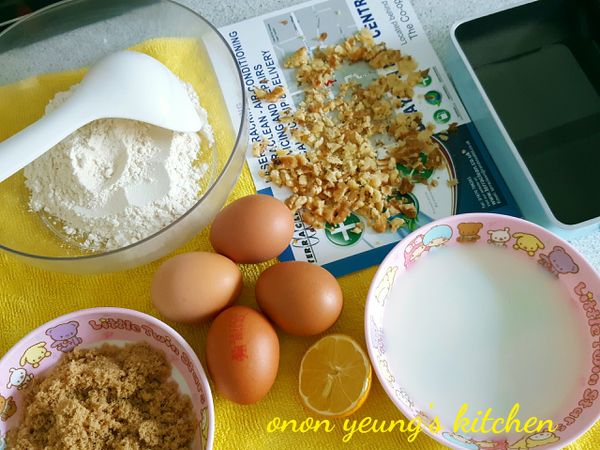 核桃壓碎，備用。

把雞蛋分成蛋黃和蛋白，然後，把裝有蛋白的容器和攪拌棒一起放進冰箱裡。

把油倒入小鍋以小火加熱大概45-50秒，然後倒入已篩好的低筋粉裡拌勻。