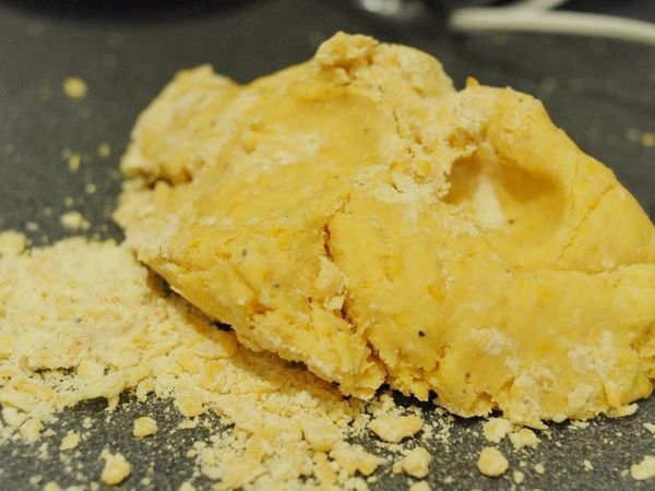 再下兩大匙水拌勻，用手將麵團堆在一起（如太乾可加點水，太濕便加點麵粉）不用搓很久，成麵團便可。用保鮮膜包好，放入冰箱一小時