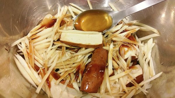 豆干放涼後切片狀放入嫩薑絲加入所需的調味拌勻