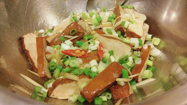 將青蔥切珠末及辣椒切片放入拌勻後放入冰箱冰存入味