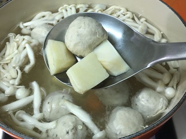 留下三分之一或四分之一的高湯，加入水煮滾，加入紅蘿蔔、美白菇、貢丸，蓋上鍋蓋中火煮15～20分鐘，加入已經煮熟的綠竹筍，加鹽味霖調味，即可上桌囉！