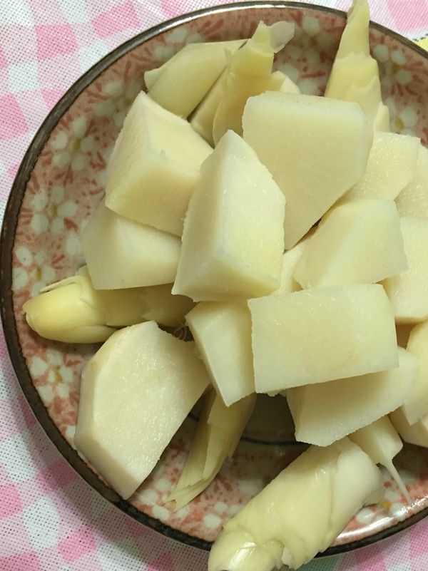 將煮熟冰過的綠竹筍切塊，就是一盤清涼可口的竹筍沙拉了。