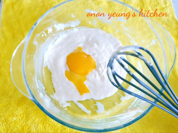 接著把蛋黃分次加入粉糊裡拌勻。

這時侯，可以預熱烤箱180度約15分鐘。