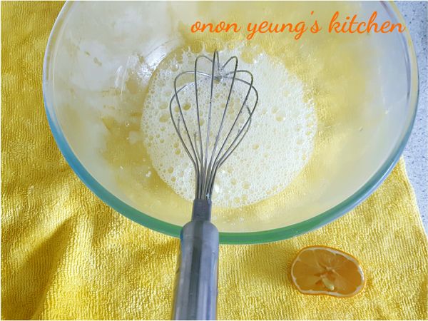 從冰箱裡取出蛋白，用攪拌器打發到起泡後，加入檸檬汁繼續打發。