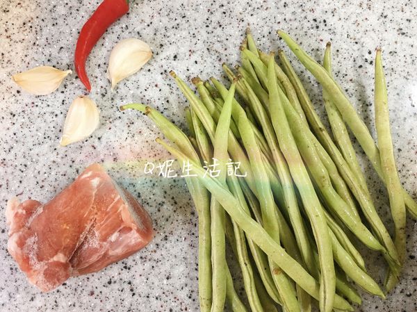 準備食材：四季豆、里肌肉、蒜頭、辣椒