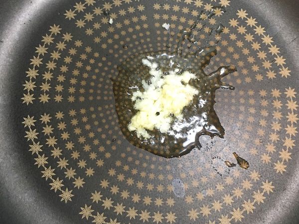 先放蒜頭下去爆香