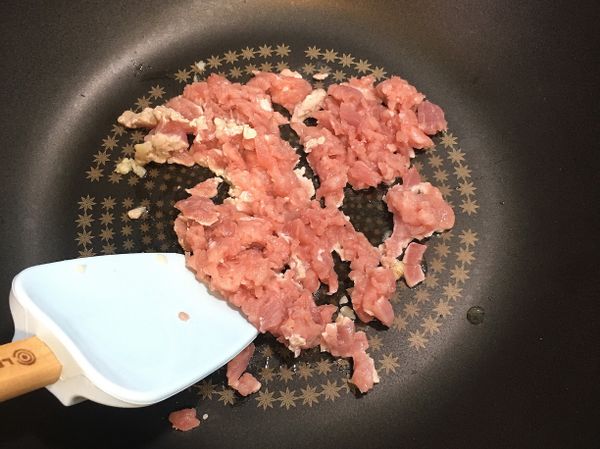 再放絞肉下去翻炒