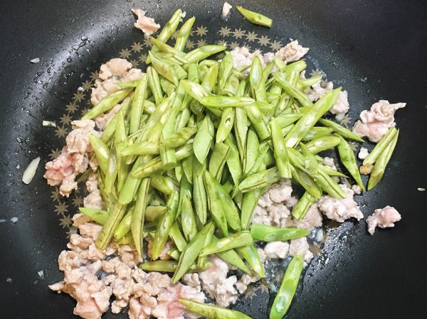 加入四季豆一起熱炒