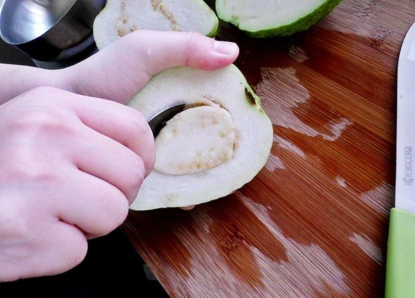 芭樂洗淨對切去籽..