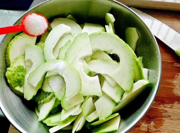 加入1/2茶匙鹽巴..