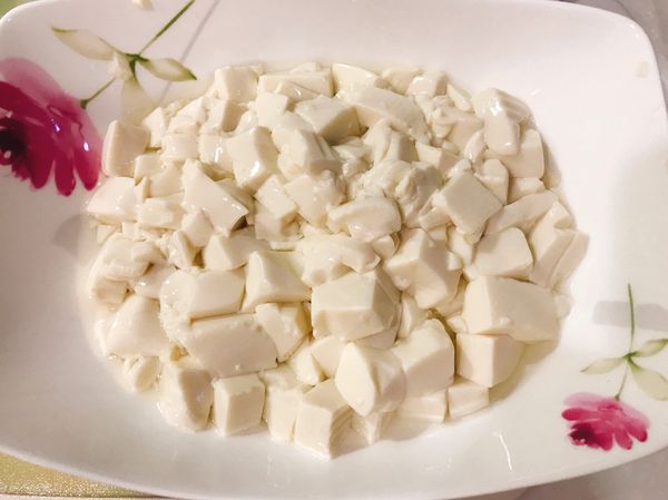 撈出豆腐，把水瀝乾。