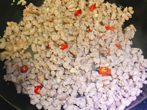 將絞肉跟佐料翻炒完全，這時候已經會有很香的味道飄出～你覺得很開心！