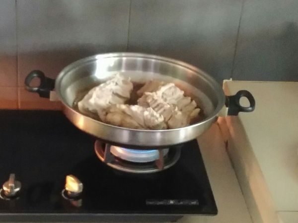 猪肉洗净，准备锅放水猪肉放进锅煮，水滚后算20分钟关火。猪肉拿出皮向上淋干水，干后猪皮涂酱油放盐。