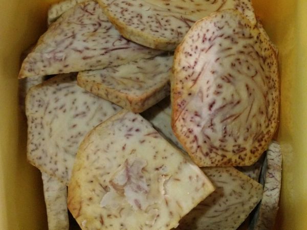 准备炸芋头，芋头去皮切片，不要太厚也不要太薄，芋头要炸到硬，炸好后油要过滤才可以炸猪肉。