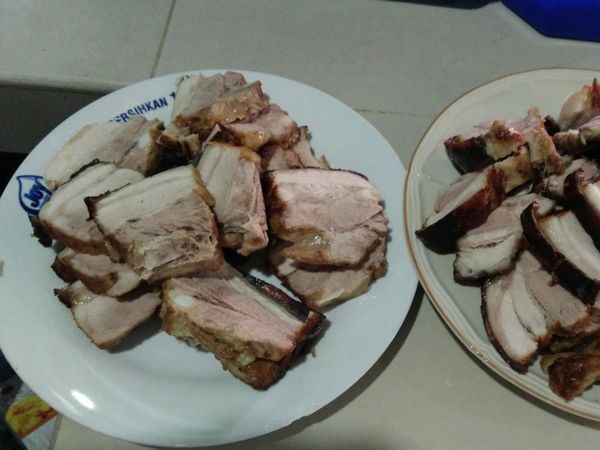 猪皮要向下炸，中小火炸直猪皮硬到像烧肉皮，待猪肉凉后可以切片。