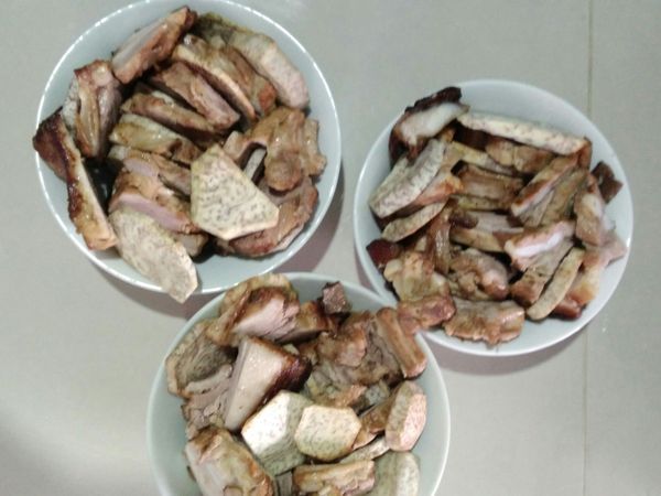 猪肉和芋头排好碗中，猪皮要朝下放，猪肉芋头猪肉芋头排，可以排4碗，芋头有多的就放上面。