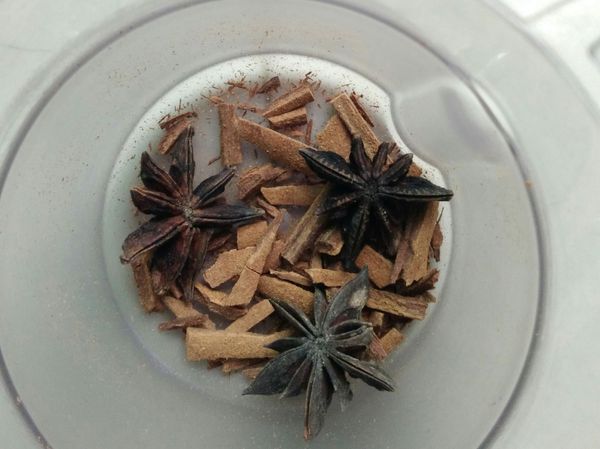 准备酱料，蒜头剁碎，冰糖敲碎，八角和肉桂皮放入搅拌机搅成粉状。