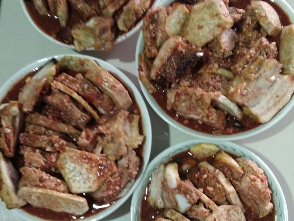 酱放凉些就可以倒进碗中，要不停搅拌汁，每放一次就要搅拌，倒时猪肉芋头稍微拉开好让汁可以沾到。