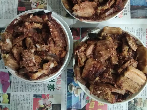 准备蒸扣肉，火滚后开始算时间，蒸两个钟。蒸好后不需要放冰箱，就放室温10个小时，才用锡纸包好放冰库。