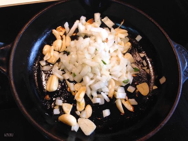 熱鍋加油先煎香大蒜片，蒜片微焦後加入切細碎的洋蔥