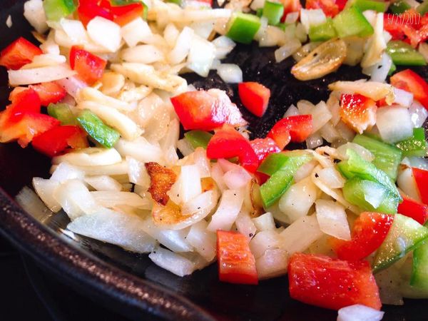 洋蔥炒至透明後加入甜椒和其他蔬菜