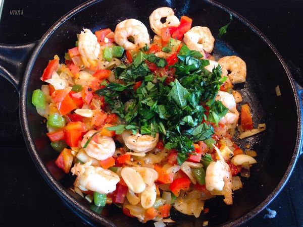 等蝦子都煎熟了並且收汁後（蝦子和一些蔬菜炒過會出水），加入少許鹽巴胡椒粉調味，最後關火前加上大把切碎的九層塔拌炒
