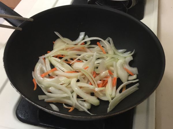 熱油鍋下洋蔥、紅蘿蔔