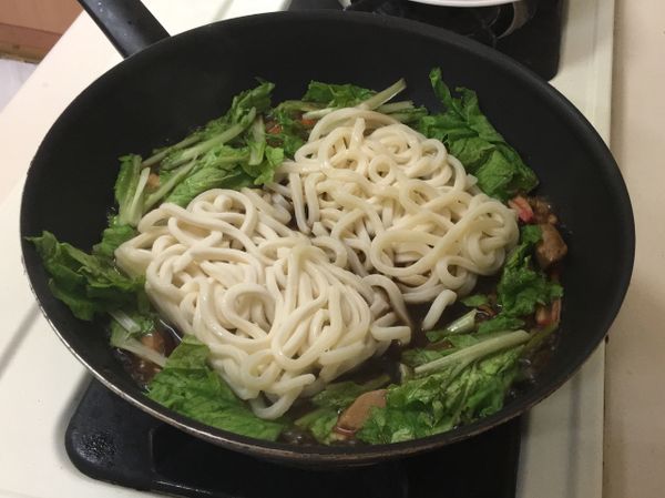 接著下麵、青菜、肉片