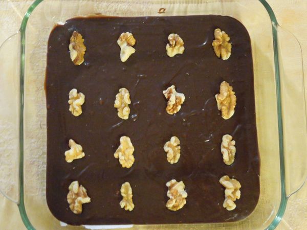 將麵糊倒入模具中，表面用刮刀刮平，以核桃點綴。
放入烤箱中，烤約30分鐘。