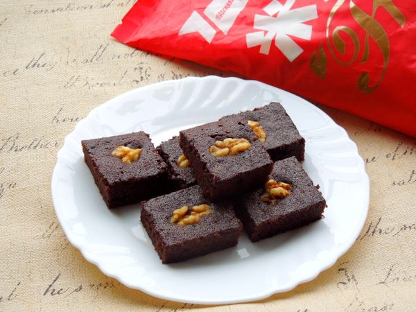 出爐後，稍等降溫，拉著烘焙紙小心將布朗尼提出來。
等冷卻後，分切成塊，即可享用。