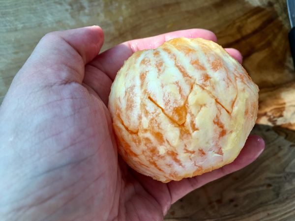 橙去頭尾.剝皮.用小刀切一圈鋸齒狀.要戳深一點.這樣比較好拔開.會遇到籽.拔開時再撥掉就好